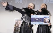映画「PAN ~ネバーランド、夢のはじまり~」のPRイベントに出演したアンガールズ。