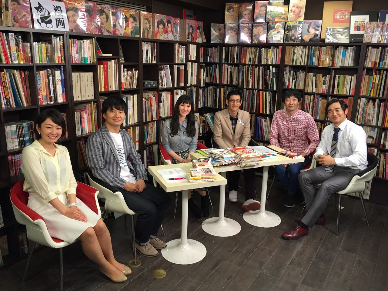 「創刊！読むスポーツ ヨムスポ」の出演者たち。(c)テレビ東京