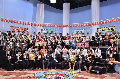 「日本列島スゴおもバトル ～平成版 全国各地のアッと驚く投稿！ネタMAP～」に集結した住みます芸人たち。(c)読売テレビ