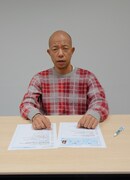 面接官に扮するバイきんぐ小峠。