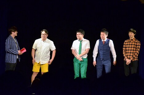 後輩のネタを見守った（左端から）ラバーガール飛永、いけだてつや、エレファントジョン、ラバーガール大水。