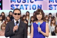 （左から）タモリ、弘中綾香（テレビ朝日アナウンサー）。(c)テレビ朝日
