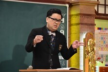 「しくじり先生 俺みたいになるな!!」の特典DVDで授業を展開する、とろサーモン久保田。(c)テレビ朝日