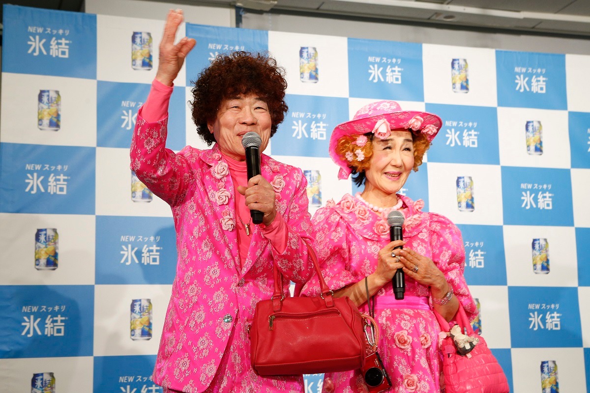 おなじみのピンクの衣装で登場した林家ペー・パー子夫妻。