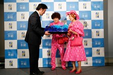 “氷結ブルーウェア”を受け取る林家ペー・パー子夫妻。
