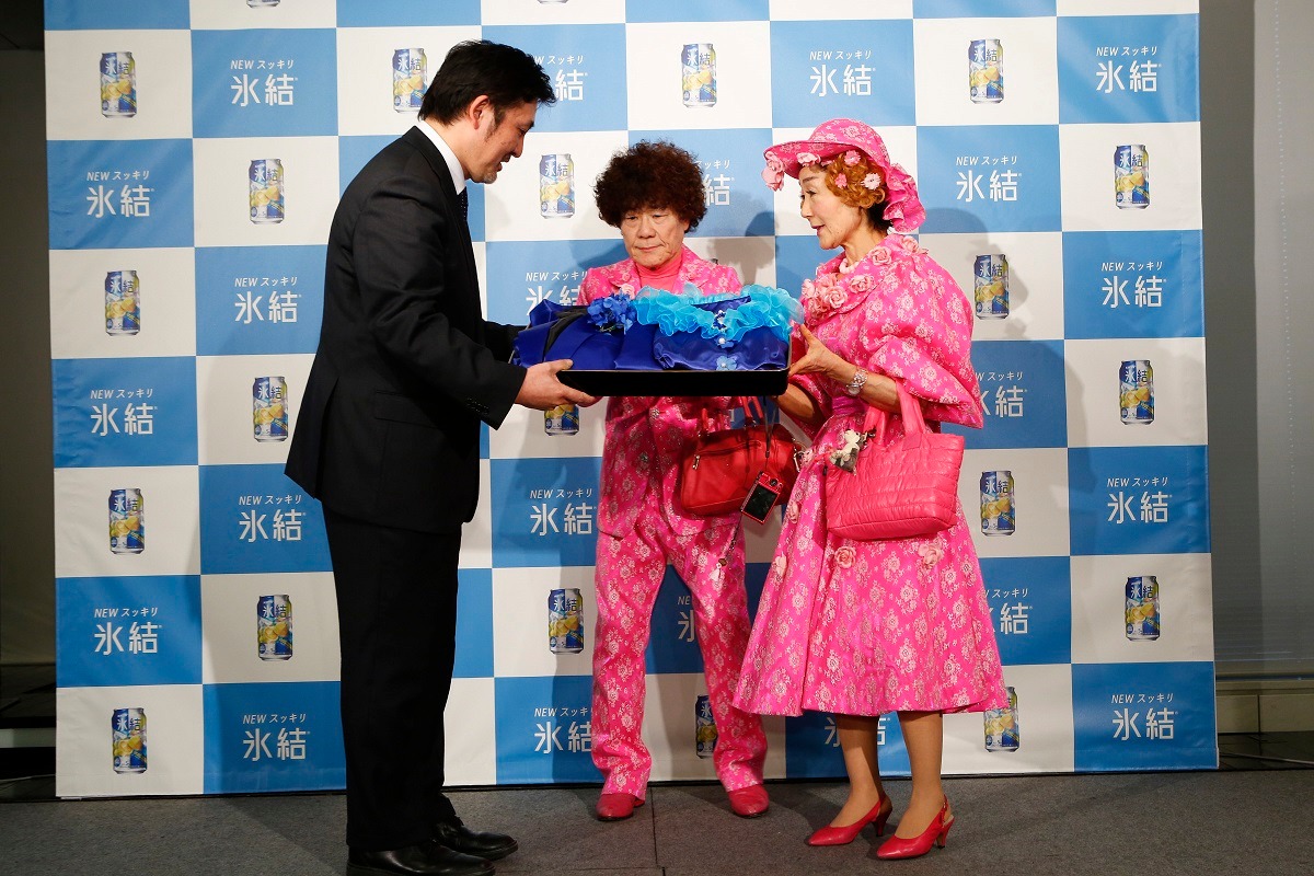 “氷結ブルーウェア”を受け取る林家ペー・パー子夫妻。