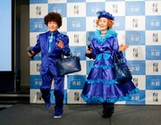 “氷結ブルーウェア”を着た林家ペー・パー子夫妻。