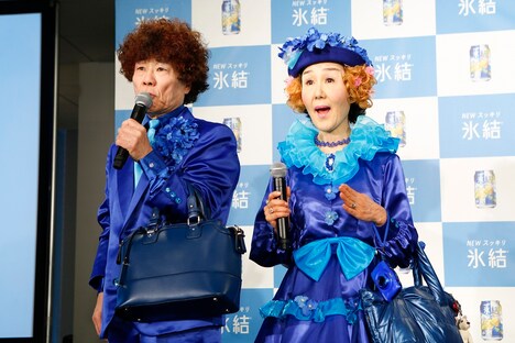 “氷結ブルーウェア”を着た林家ペー・パー子夫妻。