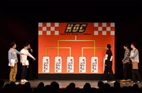 対戦表を眺める審査員たち。