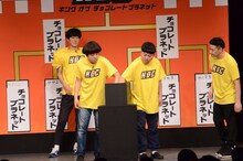 最終ステージでのネタ順抽選を行うチョコレートプラネット松尾とチョコレートプラネット松尾。