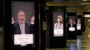 芋洗坂係長が六本木駅の電子看板でリアルタイム情報伝える実験