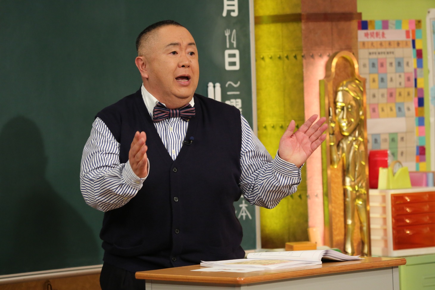 「しくじり先生 俺みたいになるな!!」で教壇に立つ松村邦洋。(c)テレビ朝日