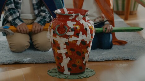 「グッジョバ!!」のCM「怒られる宮川親子篇」のワンシーン。