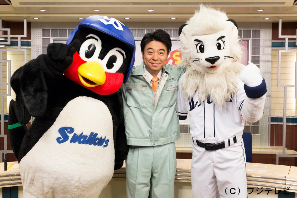 「有野課長のスマナビ！」に出演する有野課長ことよゐこ有野（中央）と、つば九郎（左）、レオ（右）。 (c)フジテレビ