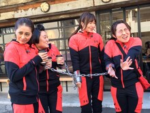 「チェーンアスロン」でレース対決に挑む（左から）熊切あさ美、フォーリンラブ・バービー、新山千春、キンタロー。。(c)読売テレビ