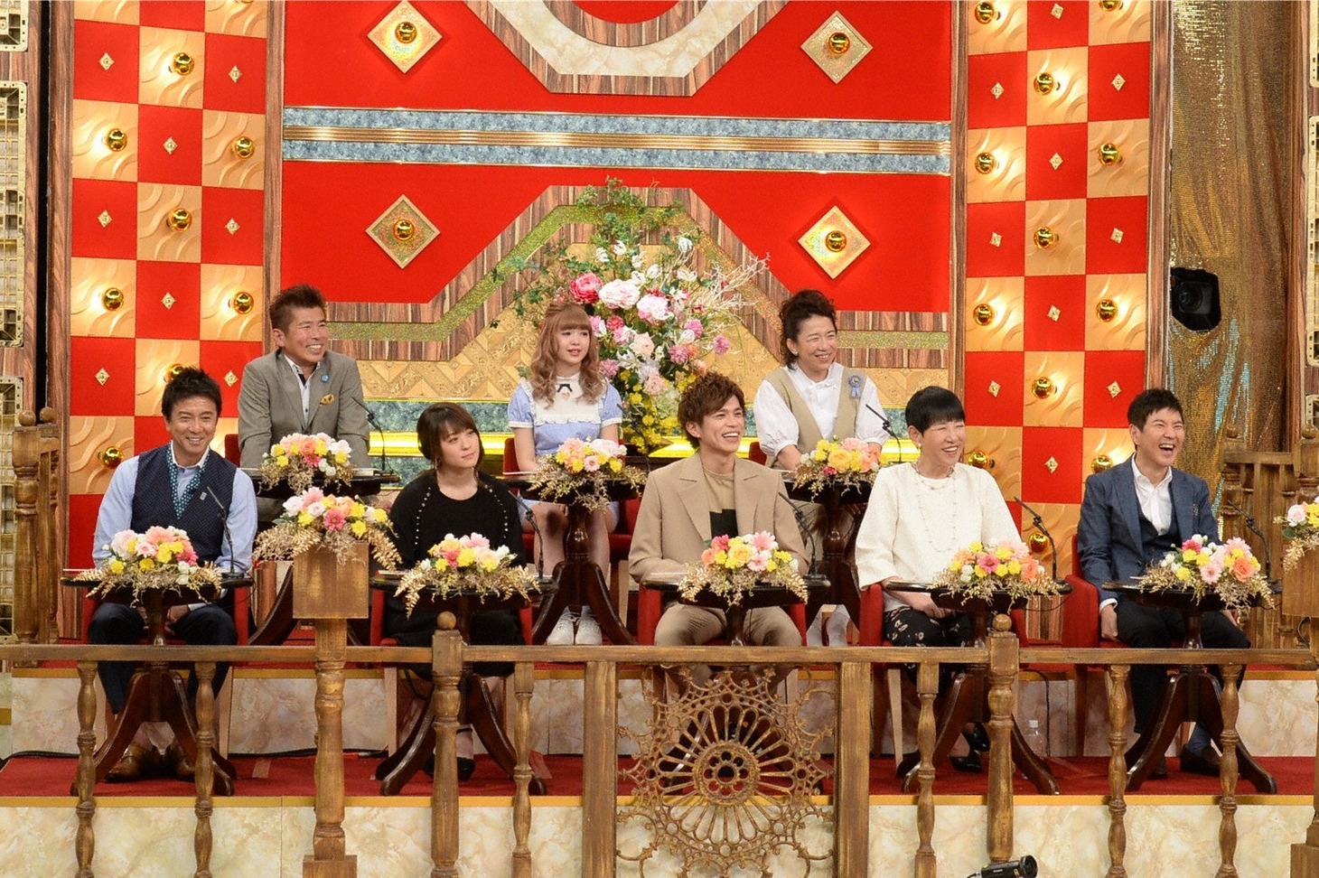 「明石家さんまのコンプレッくすっ杯」の審査員たち。(c)ABC