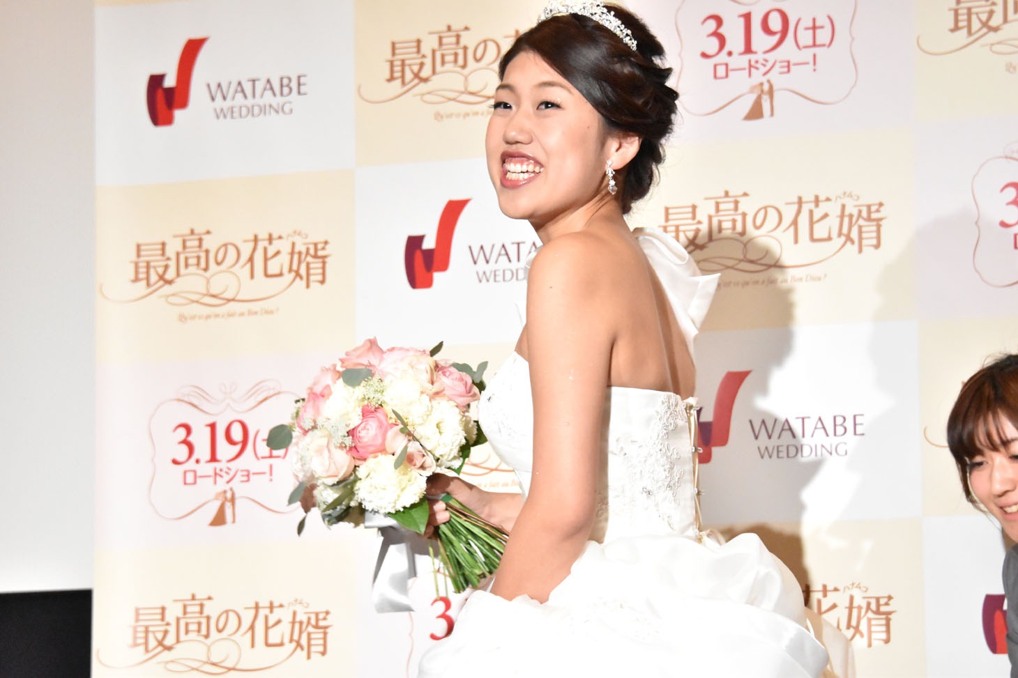 ウエディングドレスに身を包んで登場した横澤夏子。