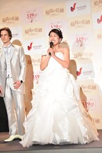 ウエディングドレスに身を包んだ横澤夏子。