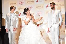 モデルに囲まれ浮かれる横澤夏子。