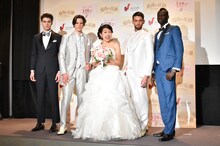 映画「最高の花婿」のイベントに出演した横澤夏子（中央）。