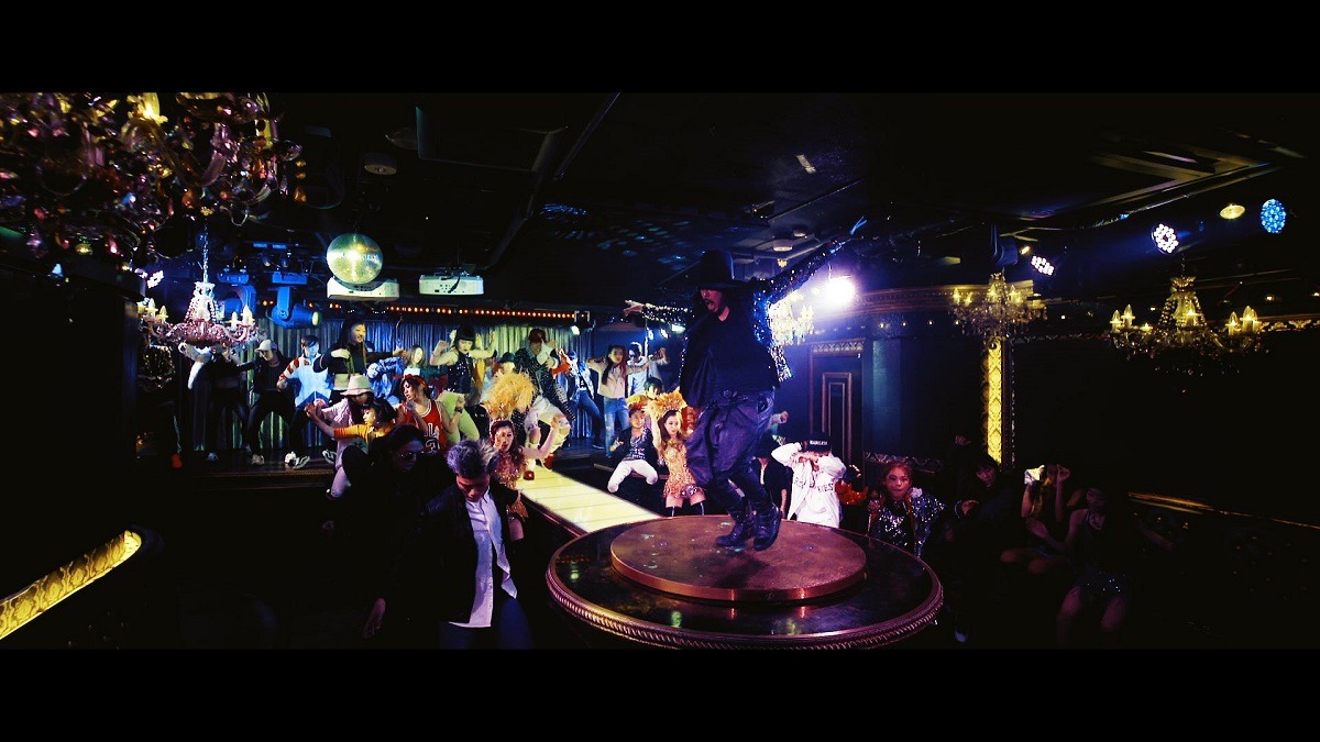 「キャント・フィール・マイ・フェイス」の日本版ミュージックビデオのワンシーン。