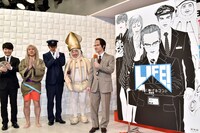 番組ポスターが披露された場面。