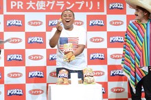 「ドンタコス」の食レポを行うマテンロウ・アントニー。