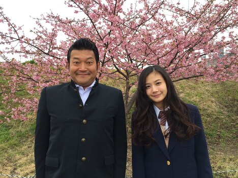 「にじいろジーン」に出演する（左から）山口智充、清水富美加。(c)関西テレビ