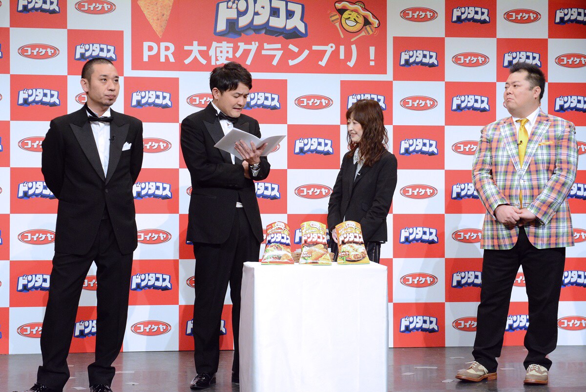 「ドンタコス」の商品説明を行う千鳥とブラックマヨネーズ小杉。
