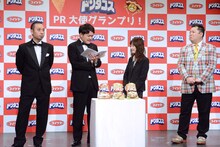 「ドンタコス」の商品説明を行う千鳥とブラックマヨネーズ小杉。