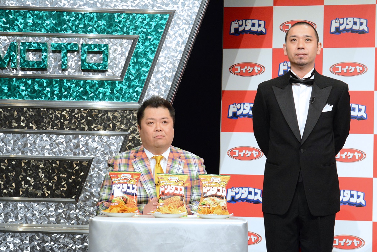 審査委員長を務めたブラックマヨネーズ小杉（左）と司会の千鳥・大悟（右）。