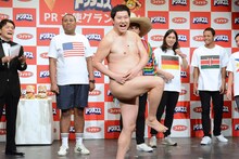 会場に乱入したとにかく明るい安村。