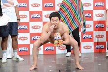 「ドンタコスを食べてるときの全裸ポーズ」を披露するとにかく明るい安村。