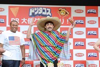 食レポ対決で「サボテーン！」と叫ぶデニス植野。