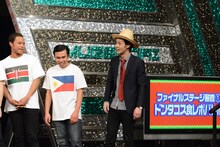 「田舎の畑を買いに来た政治家」と例えられたデニス松下（右）。