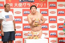 「ドンタコス」の食レポを行うとにかく明るい安村（右）。