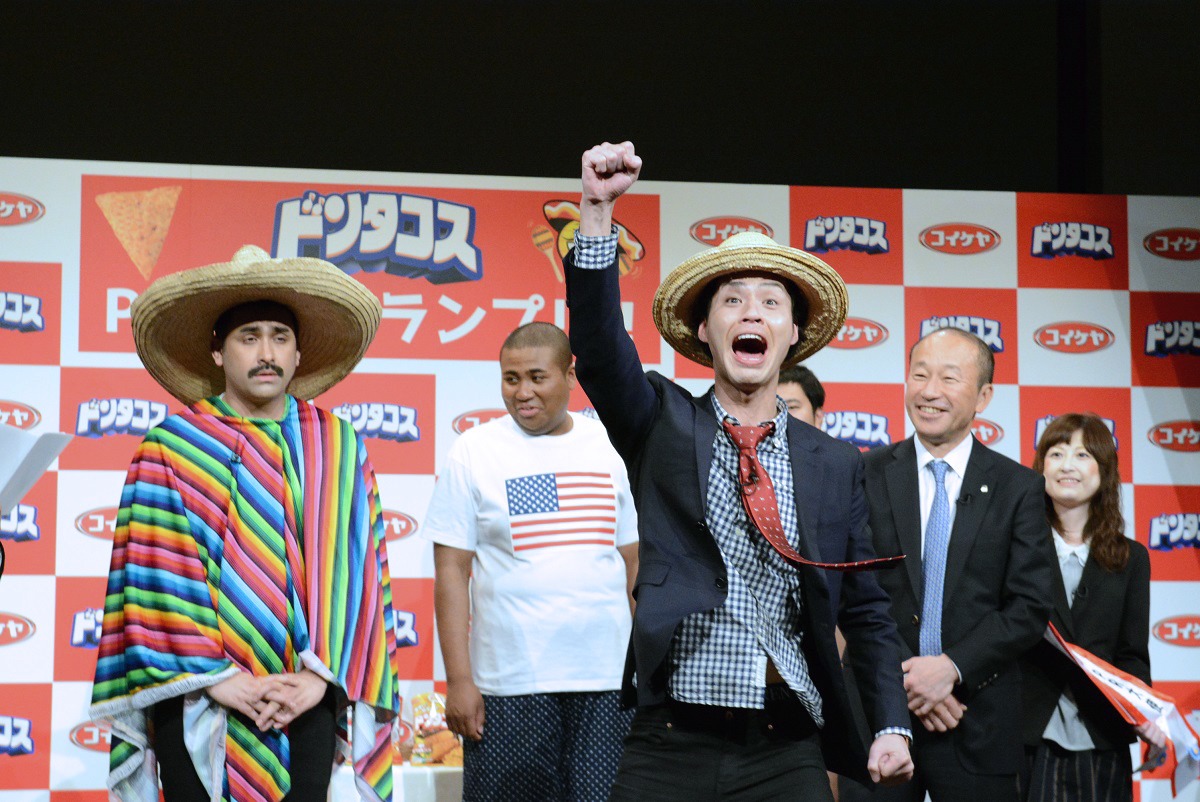 2人そろってのPR大使抜擢に喜ぶデニス松下。