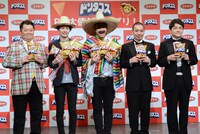 左からブラックマヨネーズ小杉、デニス、千鳥。