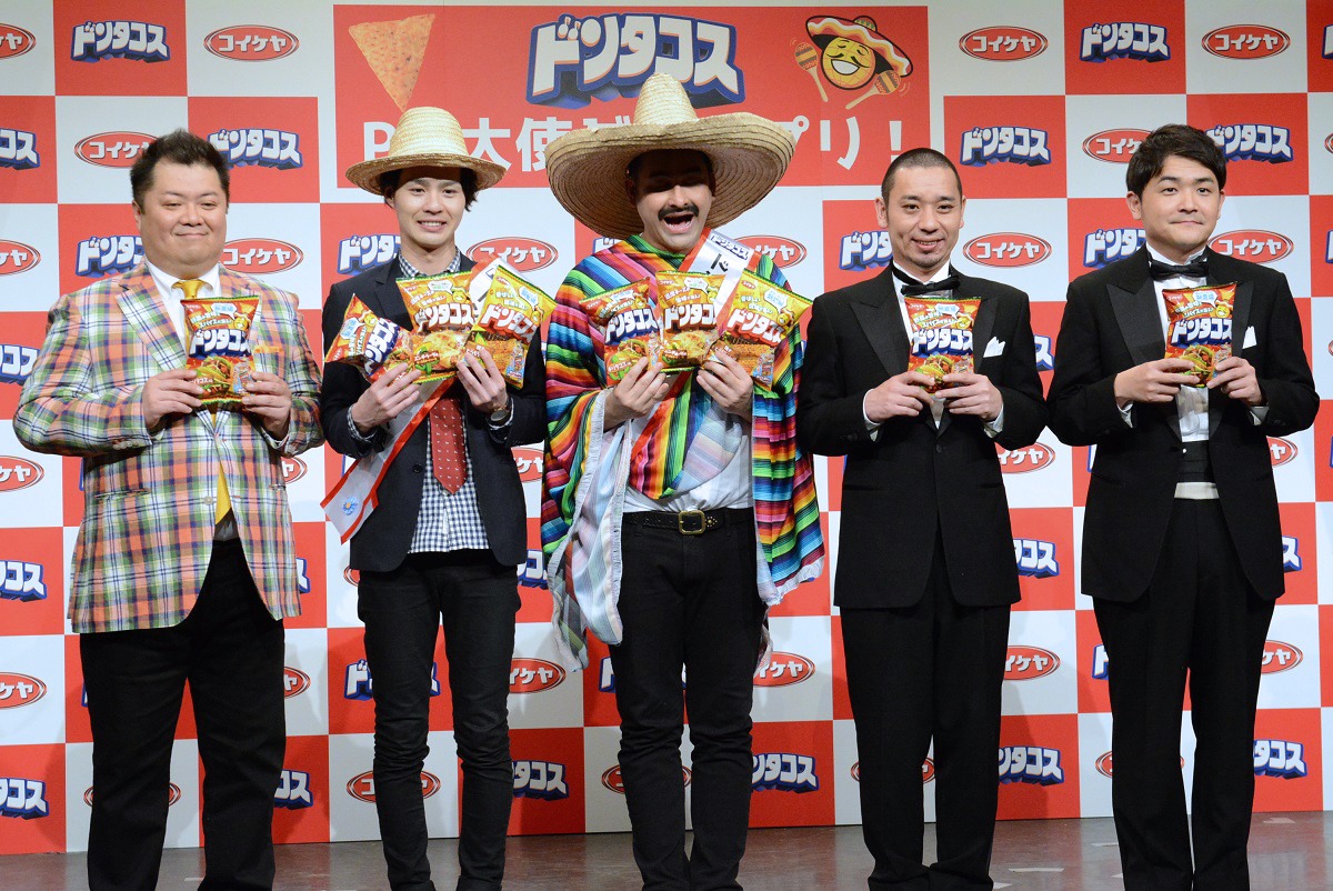 左からブラックマヨネーズ小杉、デニス、千鳥。