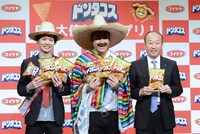 左からデニス、小池孝会長。