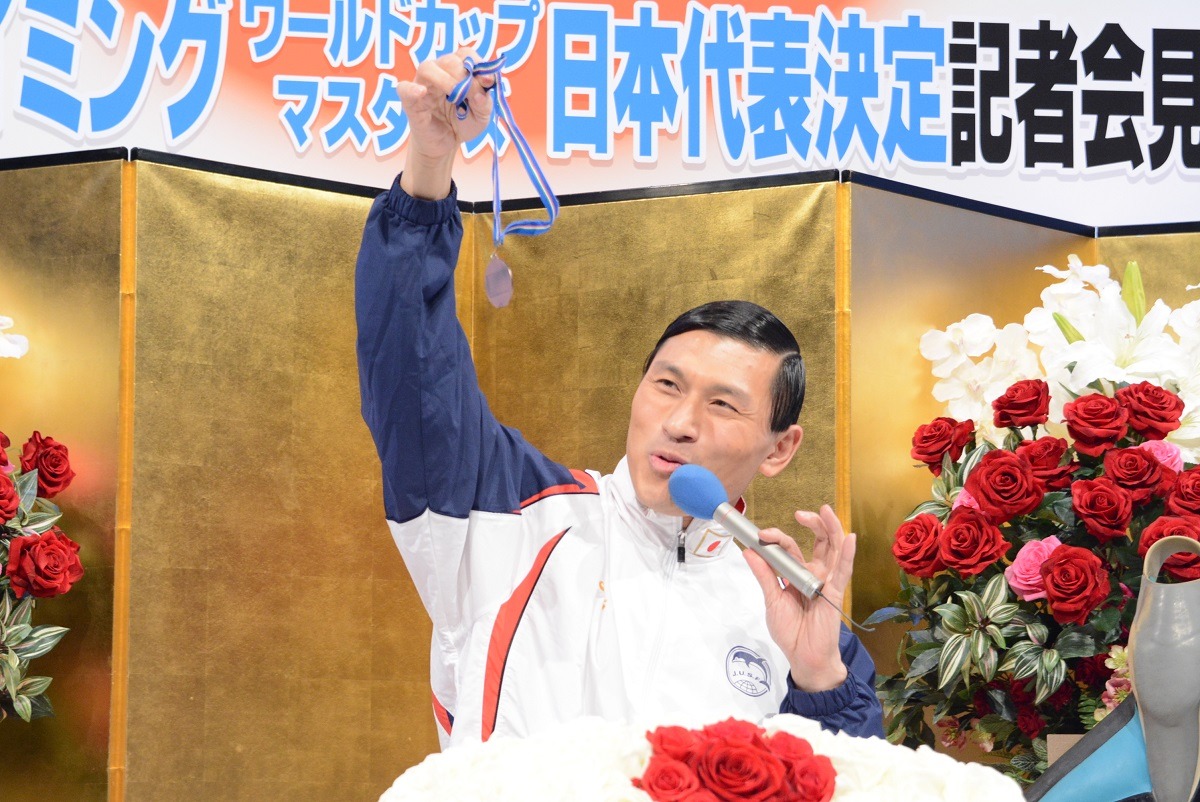 昨年の銅メダルを見せびらかすオードリー春日。