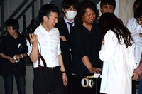 写真を確認するピース綾部。