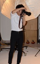 カメラを構えるピース綾部。