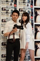 左から綾部、神室舞衣。