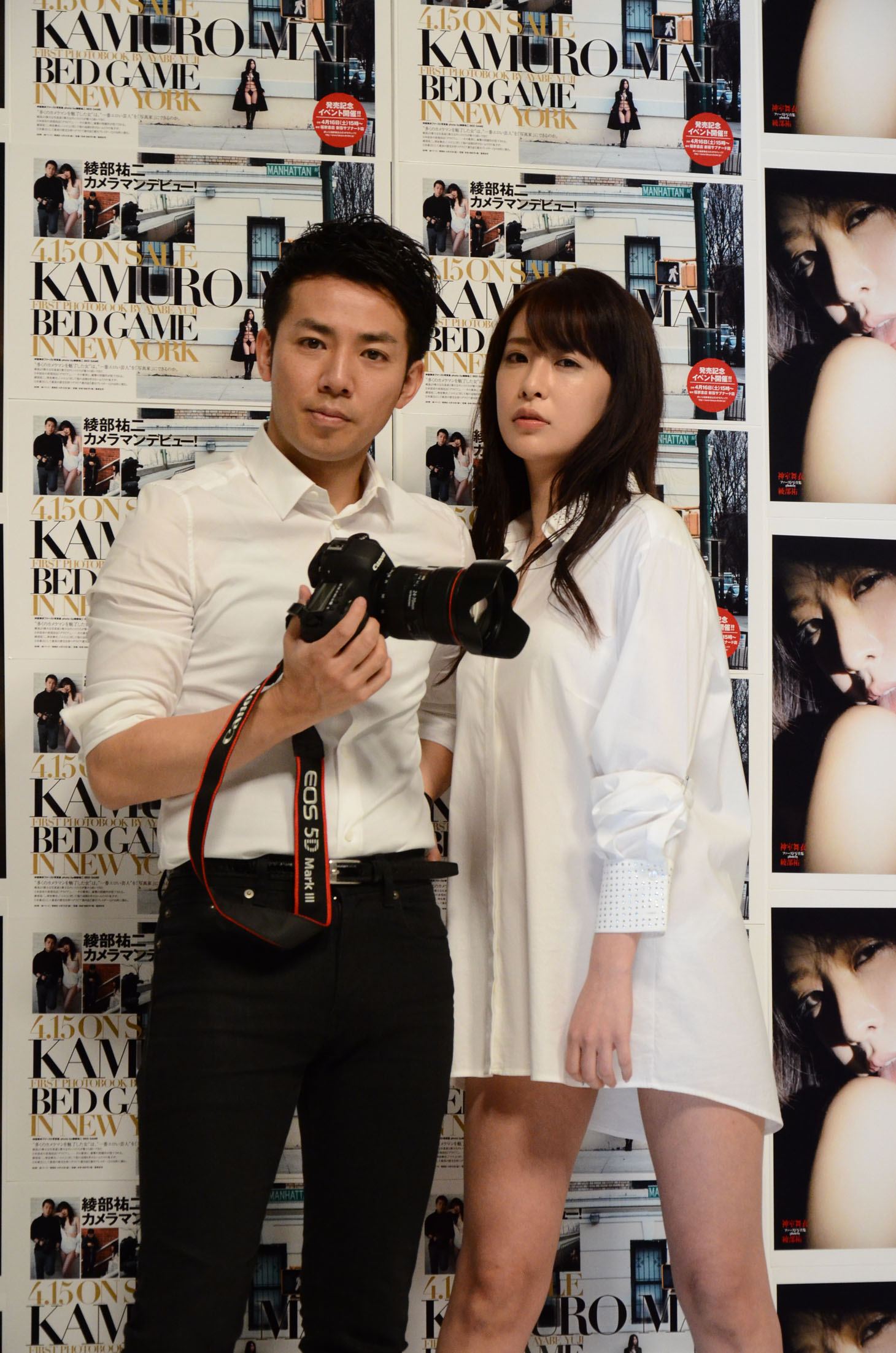 左から綾部、神室舞衣。