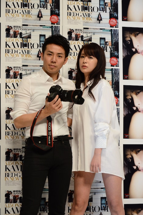 左から綾部、神室舞衣。