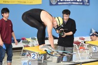 「炎の体育会TV」内のフィンスイミング企画のワンシーン。(c)TBS