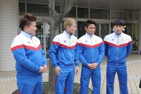 「炎の体育会TV」内のフィンスイミング企画のワンシーン。左からミサイルマン西代、じゅんいちダビッドソン、魔裟斗、オードリー春日。(c)TBS