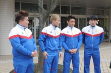 「炎の体育会TV」内のフィンスイミング企画のワンシーン。左からミサイルマン西代、じゅんいちダビッドソン、魔裟斗、オードリー春日。(c)TBS