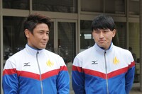 「炎の体育会TV」内のフィンスイミング企画のワンシーン。左から魔裟斗、オードリー春日。(c)TBS